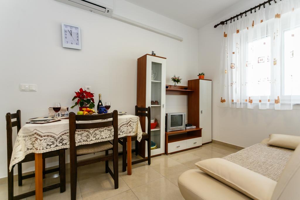 Apartmani Cvelic Malinska Exterior photo