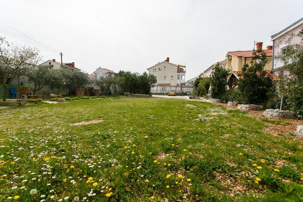 Apartmani Cvelic Malinska Exterior photo