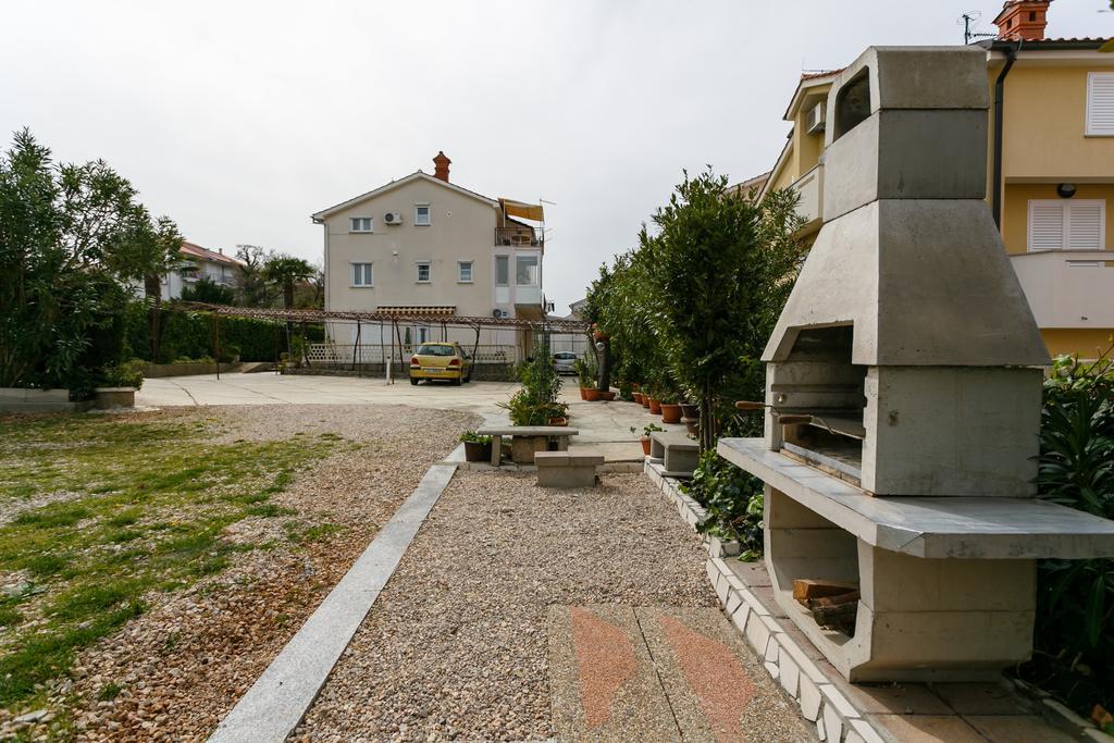 Apartmani Cvelic Malinska Exterior photo