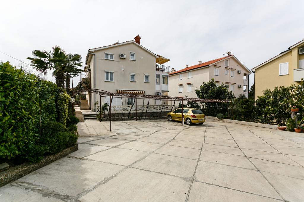 Apartmani Cvelic Malinska Exterior photo
