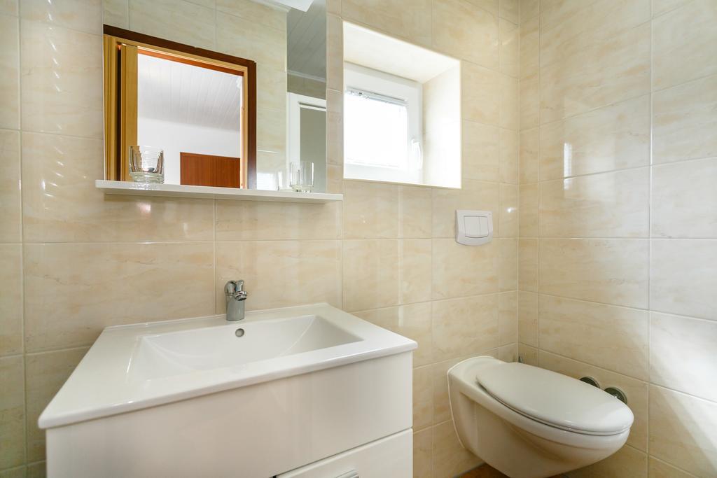 Apartmani Cvelic Malinska Exterior photo