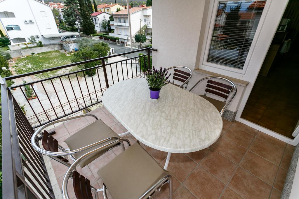 Apartmani Cvelic Malinska Exterior photo
