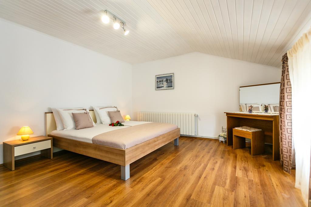 Apartmani Cvelic Malinska Exterior photo