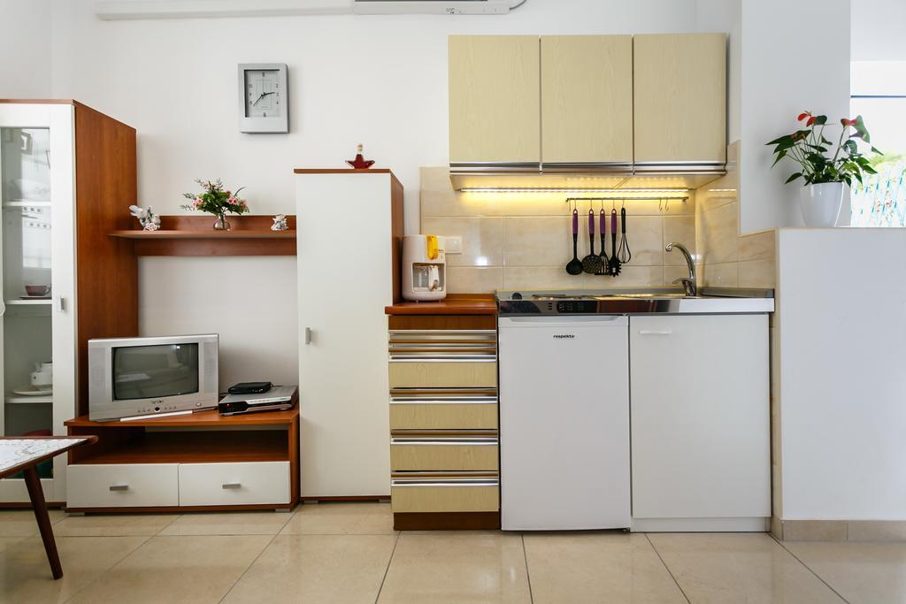 Apartmani Cvelic Malinska Exterior photo
